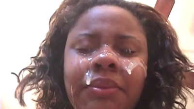 Musta brasilialainen tyttö saa spermaa kasvoilleen anaaliseksin jälkeen ison mulkun kanssa